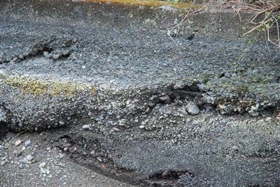 老朽する水路壁面